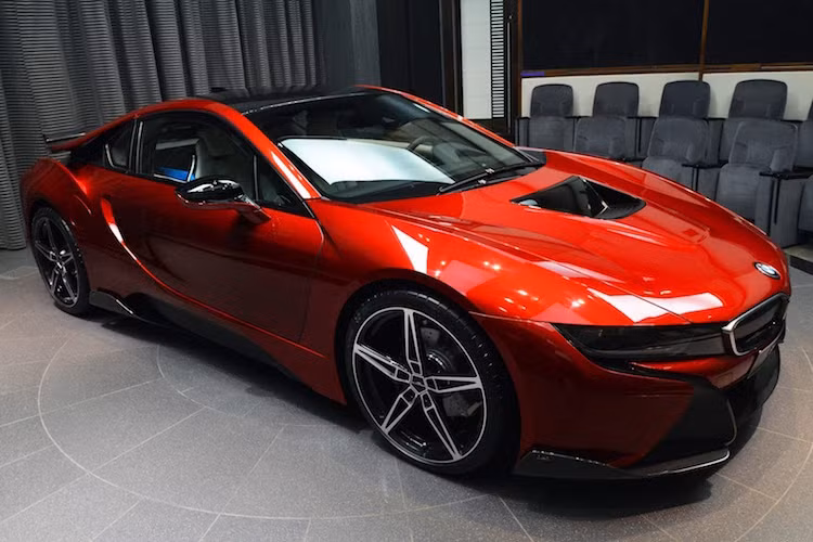  Siêu xe BMW i8 đang cực "hot" bởi thiết kế độc đáo, công nghệ hiện đại và giải pháp động lực sáng tạo. Tuy nhiên đối với nhiều "đại gia" lắm tiền nhiều của ở Abu Dhabi, việc những chiếc i8 đang xuất hiện càng nhiều đã khiến họ muốn độ lại chiếc xe nhằm khẳng định cá tính.