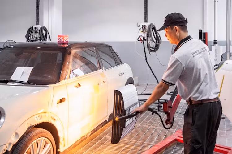 Trước khi sơn, chuyên viên pha màu sẽ sử dụng thiết bị pha sơn và thẻ phun màu để sơn mẫu. Sau đó, chuyên viên dùng đèn để đối chiếu với màu gốc, kết hợp với kiểm tra bằng ánh sáng tự nhiên. Đối với những màu sơn theo yêu cầu của khách hàng, trung tâm sẽ dùng máy chụp màu chuyên dụng 3M để xác định gốc màu với độ chính xác khoảng 85% so với màu gốc.