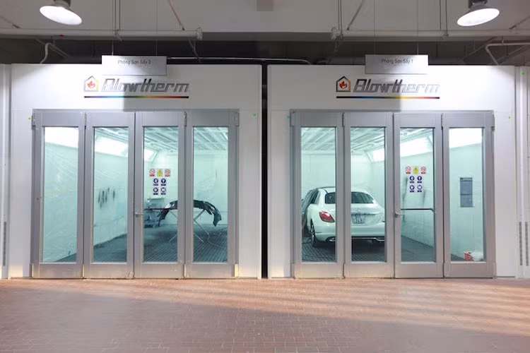 Tại trung tâm này, thân xe sẽ trải qua đầy đủ các bước của một quy trình đồng sơn hoàn chỉnh theo tiêu chuẩn đại lý chính hãng. Khi một xe bị móp đưa vào xưởng, kỹ thuật viên sẽ tiến hành hai giai đoạn: làm đồng và làm sơn.