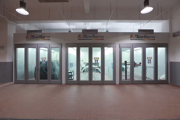 Trung tâm có ba phòng sơn nhanh và hai phòng sơn sấy Blowtherm của Ý, đạt tiêu chuẩn châu Âu về chất lượng. Phòng sấy dùng luồng khí đối lưu với tốc độ gió khoảng 0.02 đến 0.06 m/giây, kèm hệ thống lọc để đảm bảo môi trường. Ngoài ra, súng sơn cao cấp DeVilbiss được trang bị cho hạt sơn siêu mịn, đều, cho bề mặt sơn căng, bóng, hoàn hảo như mới.