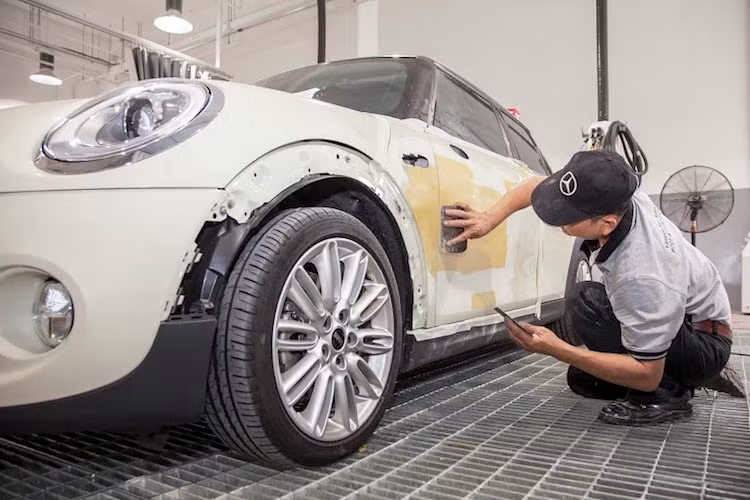 Không chỉ riêng thương hiệu Mercedes-Benz, trung tâm có thể đáp ứng nhu cầu đồng sơn cho tất cả các thương hiệu xe sang khác như Porsche, Audi, BMW, Lexus Rolls-Royce, Maserati, Lamboghini... có thể cùng lúc làm đồng sơn cho 10 đến 15 xe mỗi ngày để giảm thiểu đáng kể thời gian chờ đợi của khách hàng. Với những vết xước nhỏ, khách có thể nhận xe trong ngày (chỉ sau 4-6 tiếng).