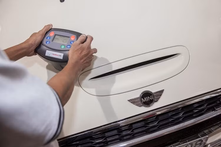 Sau khi làm đồng, thân xe được đưa vào sơn với quy trình có tới 14 bước để đảm bảo màu sơn chuẩn xác với sơn gốc và độ bóng, mịn bề mặt gồm: vệ sinh, chà nhám, tẩy dầu mỡ, sơn chống ăn mòn, đắp mattic, sơn lót, sơn màu chính, sơn bóng, đánh bóng và cuối cùng là kiểm tra tổng thể bằng ánh sáng tự nhiên và đèn chuyên dụng do 3M cung cấp.