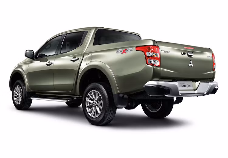 Cụ thể hơn, vào thế hệ mới, Nissan Navara và Mitsubishi Triton sẽ sử dụng chung chassis, hệ dẫn động và một số loại động cơ với nhau. Tuy nhiên theo ông Carlos Ghosn - Giám đốc Nissan cho biết, dù sử dụng chung chassis nhưng 2 chiếc xe này vẫn khác biệt với nhau và giữ lại đặc trưng của từng hãng.