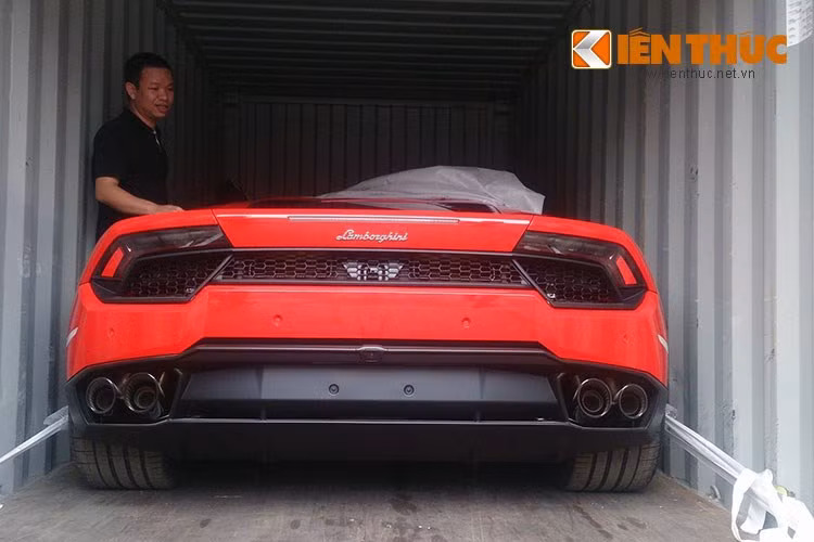 Chiếc xe vẫn sử dụng động cơ V10 5.2 nạp khí tự nhiên, nhưng có công suất được giảm từ 610 PS xuống chỉ còn 580 PS, cùng với mô-men xoắn cực đại 540 Nm. Thay vì hệ dẫn động 4 bánh như bản Huracan LP610-4, chiếc LP570-2 chỉ dẫn động cầu sau.