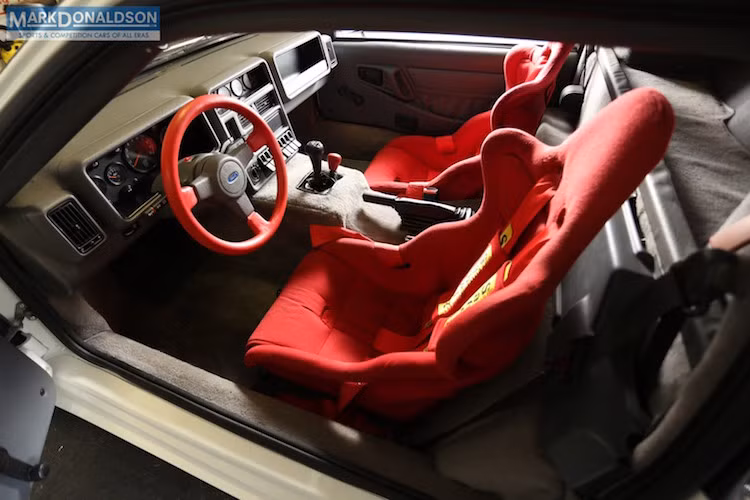 Để chiếc xe đủ tiện dụng để sử dụng hàng ngày, Ford đã trang bị cho RS200 một nội thất đầy đủ các tiện nghi và cách âm, mặc dù vẫn có một vài chi tiết từ xe đua như cặp ghế ngồi với dây an toàn 4 điểm.