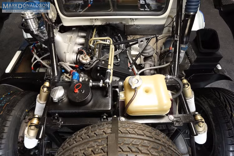 Những chiếc xe Group B đều có dung tích động cơ nhỏ nhưng nhờ sử dụng tăng áp, siêu nạp hoặc cả 2 hệ thống này nên chúng đều có công suất rất lớn. RS200 cũng không phải ngoại lệ khi dù chỉ có máy 1.8l (2.1l trên bản đặc biệt Evolution sau này) 4 xi-lanh nhưng với turbo, xe có thể đạt công suất từ 250 tới 444 mã lực.