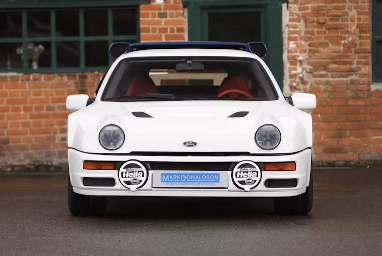 Năm 1984, Ford đã lần đầu tiên giới thiệu chiếc siêu xe đua RS200 tại triển lãm Belfast. Để có thể tham gia vào giải đua Group B, Ford đã buộc phải sản xuất 200 chiếc RS200 bản thương mại nhằm đáp ứng yêu cầu của thể thức này.