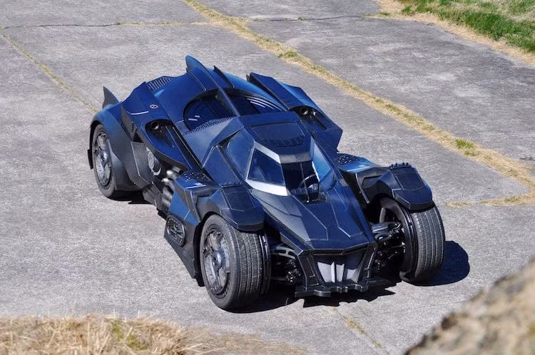 Để có được chiếc Batmobile này, Team Galag đã đặt hàng Caresto - một hãng xe Thụy Sĩ chuyên sản xuất những mẫu concept và xe trưng bày.
