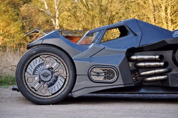 Chiếc Batmobile này có kích thước "khổng lồ" với chiều rộng lên tới 2,5 mét và trục cơ sở dài 3400 mm, lớn hơn cả mẫu xe siêu sang Mercedes S-Class Maybach.