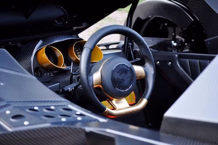 Tương tự, tay lái và bảng đồng hồ cũng đã được lấy từ Gallardo, nhưng không có các nút bấm trên vô-lăng.