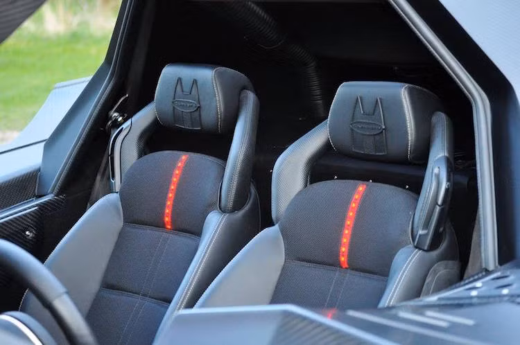 Ở bên trong, chiếc xe được trnag bị các ghế ngồi sửa lại từ Lamborghini Gallardo, kèm theo đó là các trang bị tối thiểu như điều hòa và dàn âm thanh.