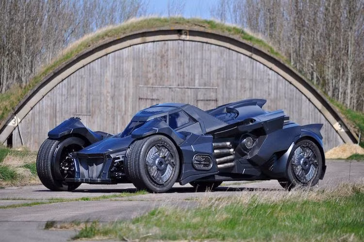 Chiếc siêu xe Batmobile của Batman này thuộc sở hữu của Team Galag - một trong những đội tham gia vào hành trình siêu xe Gumball 3000 2016. Bên cạnh Batmobile, các đại gia của Team Galag còn tham gia vào Gumball với một chiếc Mercedes AMG GT S độ "hết bài" khác.