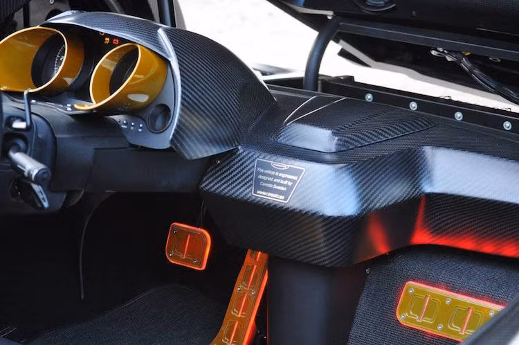 Trong khi đó, bảng táp-lô của chiếc Batmobile này hoàn toàn là một khối carbon kín, không gắn hệ thống nào.