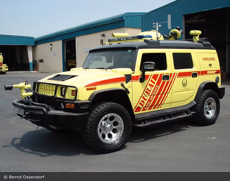 Bên cạnh Corvette, mẫu SUV "hàng khủng" Hummer H2 cũng đã được cứu hỏa Dubai trưng dụng với súng phun đặc biệt nằm ở phía trước.