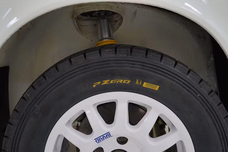 Chi tiết quyết định giúp "biến hình" Porsche 911 thành xe đua rally đó là "dàn chân" của xe, với hệ thống treo hành trình lớn "hàng thửa" của hãng KW cùng với vành Braid và lốp gai Pirelli P-Zero.