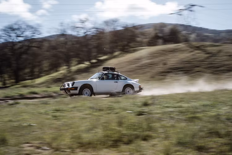 Cùng với hộp số sàn 6 cấp đã được thay đổi tỉ số truyền, chiếc 911 có công suất khoảng 300 mã lực và tỏ ra khá linh hoạt trên các địa hình mà xe nguyên bản không thể nảo tới được.