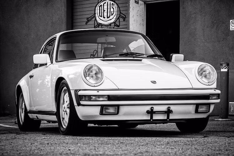 Trước khi bị "biến" thành xe đua địa hình, chiếc siêu xe Porsche 911 đời 1985 vẫn ở trong tình trạng hoàn hảo, kèm theo giấy chứng nhận "hàng chính hãng" được đích thân ông Detlev von Platen - chủ tịch Porsche Bắc Mỹ ký xác nhận.