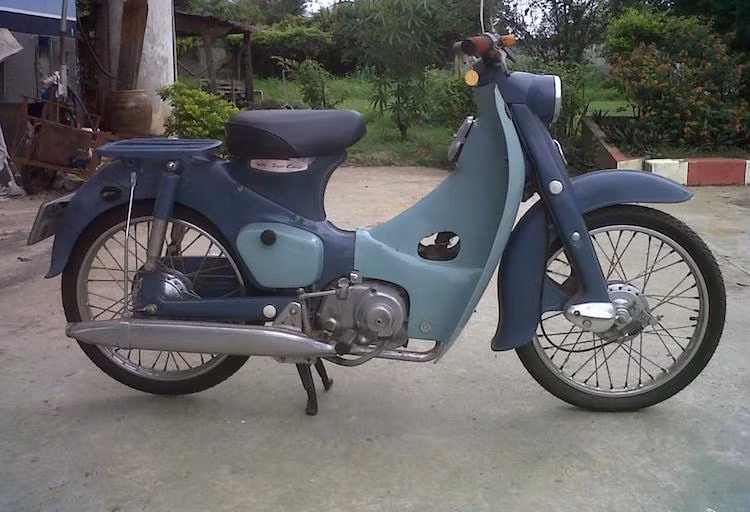 Chiếc Honda Super Cub C100 thế hệ đầu tiên được sản xuất lần đầu từ năm 1958. Kể từ đó tới nay, Super Cub đã trở thành dòng xe máy bán chạy nhất Thế giới, với số lượng lên tới gần 100 triệu chiếc.