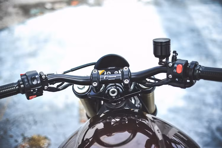 Do là một dòng xe khá phổ biến nên Street Triple có rất nhiều đồ độ. Và Kyle đã chỉ lựa chọn các thương hiệu tên tuổi khi độ xe: ghi-đông cùng bình dầu Rizoma, heo trước Nissin, tổng phanh sau British Customs, tay côn/phanh Pazzo, nắp bình xăng CNC Oberon,...