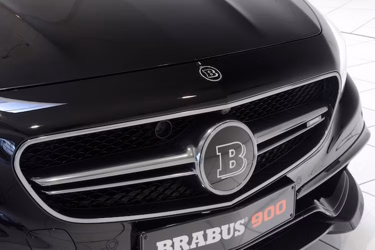 Những chiếc Mercedes độ Brabus luôn là niềm "khao khát" của những người muốn có cả sự sang trọng và tốc độ trong một chiếc xe, tuy nhiên chỉ có những phiên bản mạnh mẽ nhất của mới được gọi tên là Rocket. Mới đây nhất, Brabus đã có phiên bản Rocket 900 cho Mercedes S65 AMG Coupe, sau chiếc S65 AMG Sedan và Maybach S600.