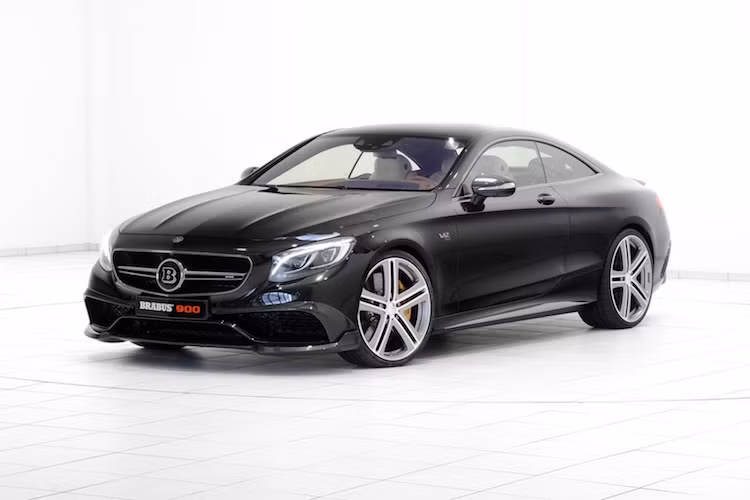 Do S65 AMG Coupe vốn đã có ngoại hình rất hấp dẫn nên với phiên bản Rocket 900 dành cho dòng xe, Brabus chỉ bổ sung thêm gói khí động học gồm các món như nẹp cản trước, cánh đuôi, nẹp hai bên thân xe và cản sau bằng sợi carbon.