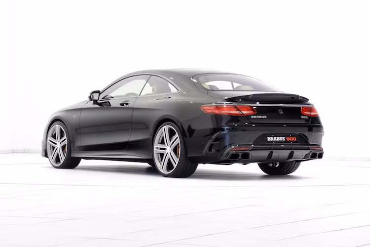 Bên cạnh đó, hệ thống treo khí của S65 AMG Coupe cũng đã được Brabus trang bị cho một module đặc biệt, với khả năng hạ thấp thân xe thêm khoảng 15 mm nữa so với xe nguyên bản.