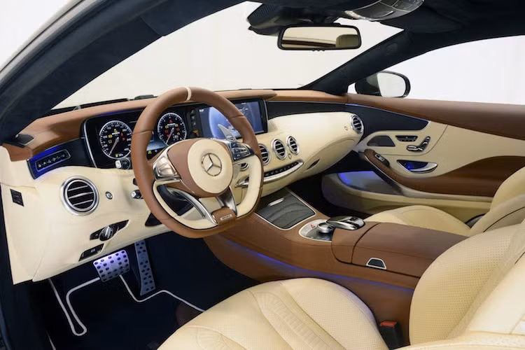 Bên trong nội thất sang trọng của S65 AMG Coupe, Brabus đã bọc lại cabin trong các tông màu mới, với những ghế ngồi thêu vân đặc biệt. Toàn bộ các hệ thống tiện nghi nguyên bản của xe được giữ nguyên.