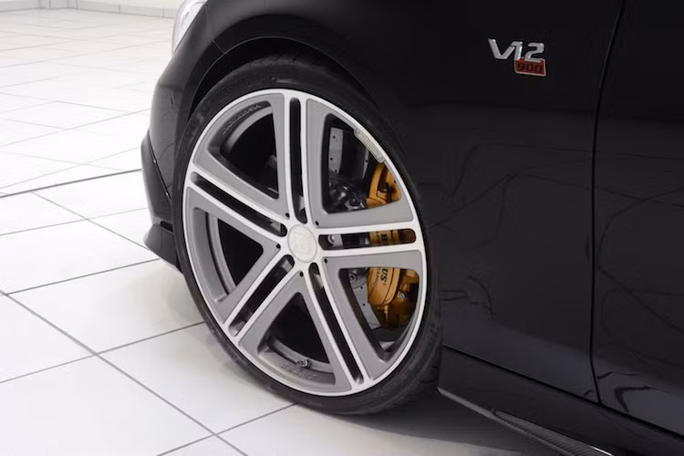 Cũng giống như những mẫu xe Brabus khác, Rocket 900 Coupe cũng sử dụng mâm đúc Monoblock với 1 trong 2 thiết kế là 5 cánh kép hoặc nhiều nan. Tuy nhiên, đường kính mâm đã được đưa lên mức cực lớn là 21 inch cho bánh trước và 22 inch cho bánh sau.