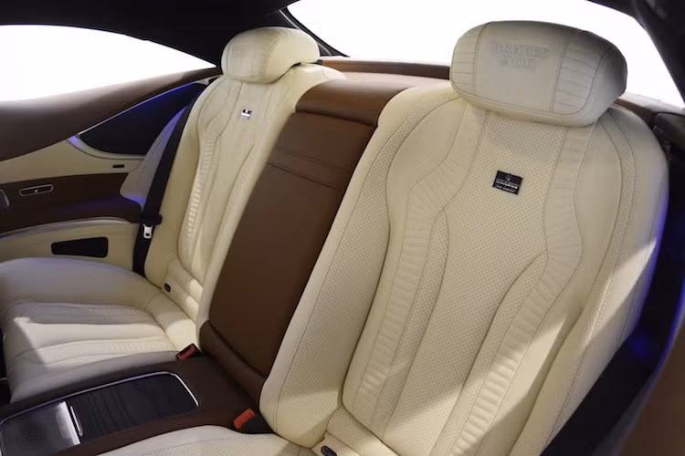 Đương nhiên, khách hàng mua Brabus Rocket 900 Coupe cũng sẽ được tùy ý cá nhân hóa nội thất với quyền lựa chọn màu da và gỗ theo ý thích.