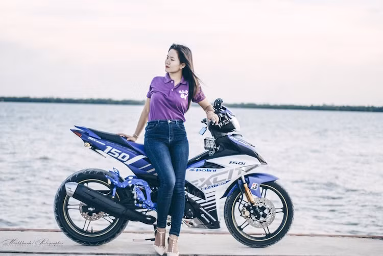 So với thế hệ trước, Exciter 150 mới gây ấn tượng bởi thiết kế đẹp mắt, sắc sảo và hiện đại hơn nhiều. Đặc biệt, bánh sau với vành 2.5 inch và lốp 120/70/17 khiến chiếc xe trông mạnh mẽ hơn bất kỳ mẫu underbone nào tại Việt Nam khi nhìn từ phía sau.