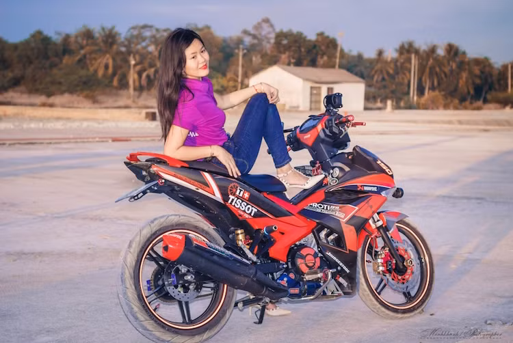 Rút kinh nghiệm từ thành công của các thế hệ Exciter 135 trước đây, Yamaha đã tung ra chiếc Exciter 150 hoàn toàn mới tại Việt Nam vào cuối năm 2014. Ngay sau khi ra mắt, chiếc xe đã ngay lập tức giành được cảm tình của những người yêu thích xe côn tay tại Việt Nam, trong đó có nhiều tay lái nữ cá tính.