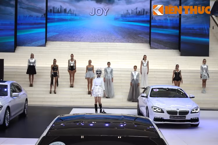 Những tiết mục biểu diễn cũng được hãng xe BMW tổ chức hoành tráng với dàn mẫu Tây "dáng chuẩn", vận những bộ đồ được thiết kế theo hướng tương lai với ý nghĩa "The Next 100 Years" - khẩu hiệu của BMW toàn cầu trong năm kỷ niệm này.