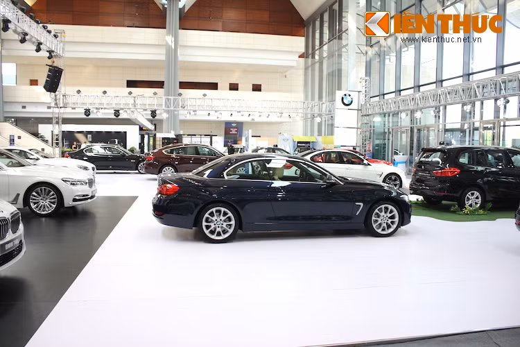 Tại khu vực trưng bày của mình, BMW cũng đã đem tới gần như đầy đủ đại diện các dòng xe chính, phân theo series của hãng và hiện đang được bán tại Việt Nam.