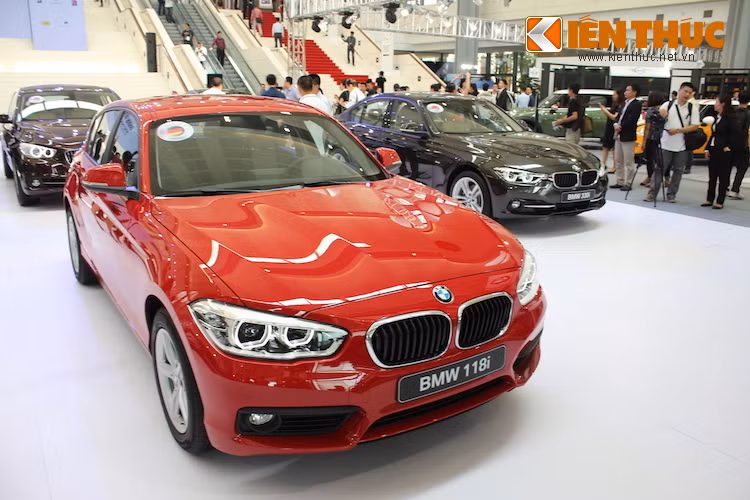 Hai dòng xe có giá "rẻ" nhất của BMW tại Việt Nam là 1 Series và 3 Series có các "đại diện" ở triển lãm là 118i và 330i.