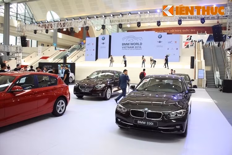 Là thương hiệu "mẹ" BMW đương nhiên sẽ có khu vực trưng bày lớn nhất tại triển lãm BMW World Vietnam 2016, chiếm hết sảnh giữa của Trung tâm hội nghi Quốc gia và thậm chí còn "lấn" một chút sang bên cánh trái.