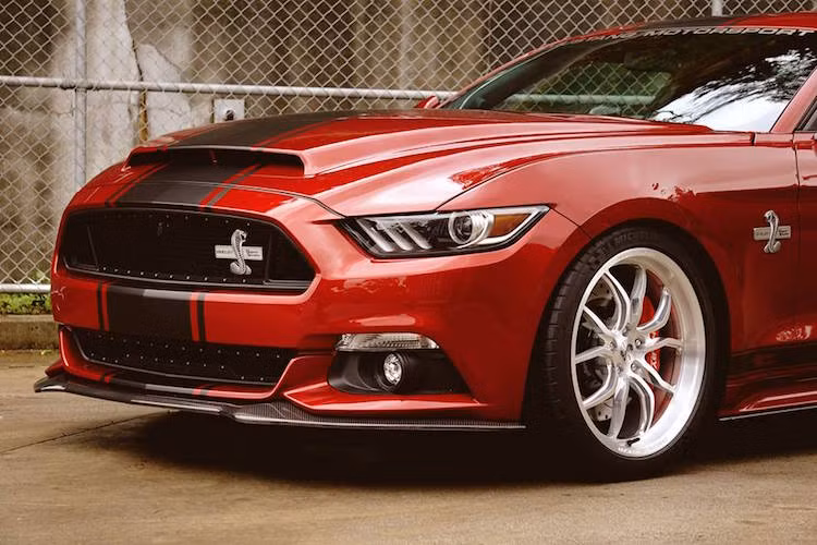 Vừa qua, Shelby đã chế tạo ra chiếc Super Snake tay lái nghịch đầu tiên để giao tới tay một khách hàng ở Úc. Giống như những chiếc Shelby GT500 và Shelby Snake của thế hệ trước, ngoại hình của Shelby Snake 2015 đầy dữ dằn với khe hút gió lớn nằm trên nắp máy và bodykit thể thao.