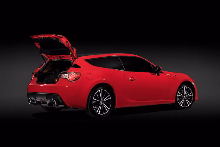 Do có cửa sau dạng hatchback và vòm mui rộng hơn, chiếc xe cũng có được khoang hành lý rộng hơn rất nhiều so với Toyota 86 thường.