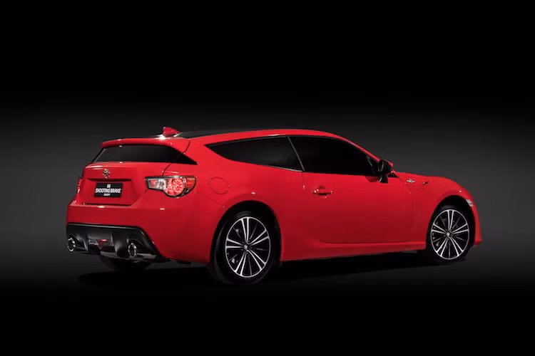 Giống như những mẫu xe shooting brake khác, GT86 Shooting Brake có phần mui kéo dài hơn về phía sau. Nếu "nheo mắt" ngắm nhìn, có thể thấy mẫu xe ý tưởng giá rẻ của Toyota trông khá giống siêu xe Ferrari FF, hay GTC4Lusso hiện nay.