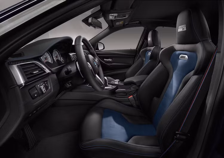 Bên trong nội thất của xe được nâng cấp với các ghế ngồi bọc da cao cấp Merino với tông màu kết hợp xanh-đen, các dây đai an toàn 3 sọc màu của bộ phận M-Sport và logo 30 Jahre M3 thêu trên tựa đầu.