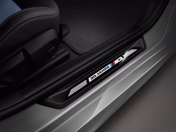 Ngay khi mở cửa xe, người lái và hành khách sẽ được đón chào bởi bậc lên xuống với tấm ốp đặc biệt, cũng có dòng chữ 30 Jahre M3.
