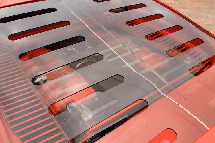 Với tăng áp kép cùng một loạt các cải tiến khác, khối động cơ 12 xi-lanh nằm ngang của Testarossa sau khi qua "bàn tay" của Koenig đã có công suất lên tới 800 mã lực. Để dễ so sánh, chiếc siêu xe LaFerrari đầu bảng của Ferrari hiện nay chỉ mạnh hơn 150 mã lực, trong khi Koenig Testarossa vẫn mạnh hơn chiếc F12Berlinetta tới 50 mã lực.