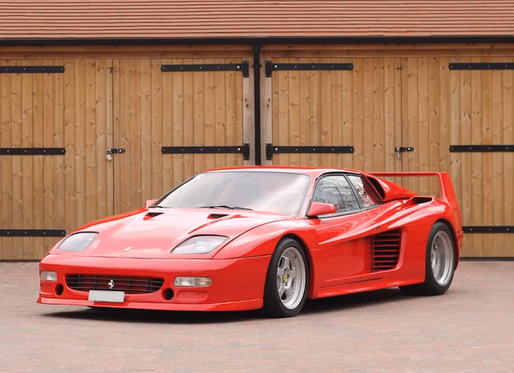 Dựa trên cơ sở một chiếc Ferrari Testarossa đời 1988, Koenig đã độ lại chiếc xe với gói bodykit do hãng "thửa riêng", với thiết kế lấy cảm hứng từ mẫu Ferrari F512M đời sau.