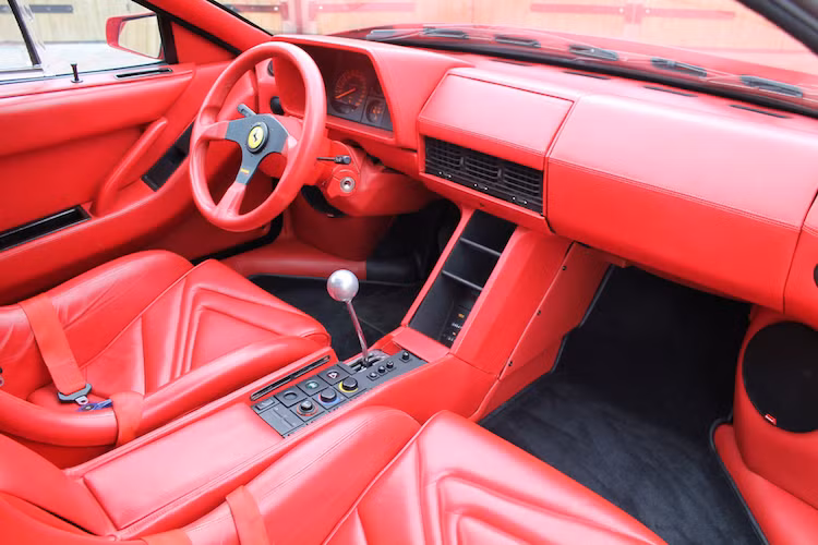 Ra đời từ cuối thập niên 80, Koenig Testarossa thiếu vắng gần như tất cả các trang bị điện tử hỗ trợ của một siêu xe hiện đại. Cùng với hộp số sàn 6 cấp, nó đòi hỏi người lái phải có trình độ nhất định mới có thể điều khiển an toàn. Thậm chi nội thất của chiếc xe còn không có túi khí!