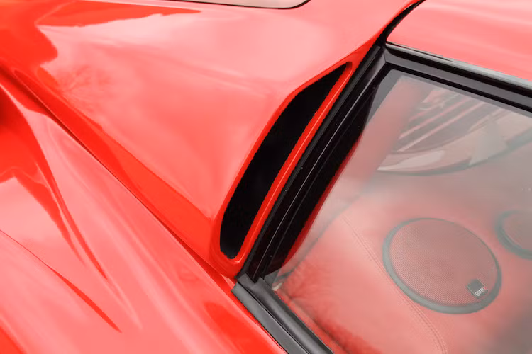 Tuy đã độ lại ngoại thất của Testarossa đến mức khiến Ferrari "phát cáu" nhưng Koenig lại giữ nguyên thiết kế nội thất của xe, chỉ bọc lại hoàn toàn trong gam màu đỏ khá "nhức mắt".