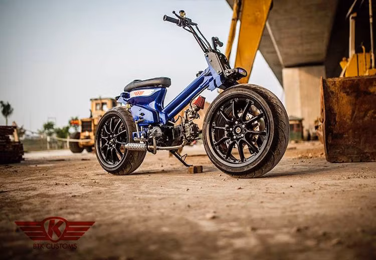 Trên Thế giới, những chiếc Honda Super Cub độ theo phong cách Street Cub đang rất được ưa chuộng, đặc biệt là tại Anh, Malaysia và Indonesia. Về cơ bản, phong cách này sẽ giữ lại những nét thiết kế đặc trưng của chiếc Cub huyền thoại nhưng thay cặp bánh xe bằng mâm bản lớn cùng lốp to như xe phân khối lớn.