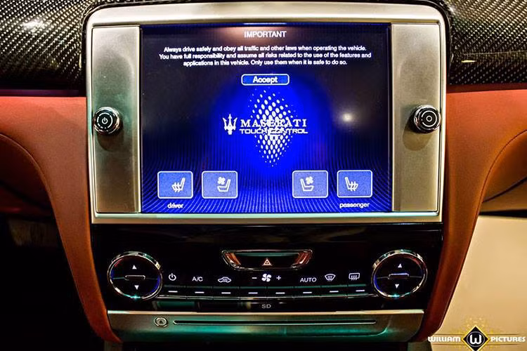 Hệ thống thông tin giải trí Maserati Touch Control thế hệ mới trên Quattroporte sở hữu màn hình cảm ứng lớn tới 8,4 inch, đồng thời có tác dụng điều chỉnh các hệ thống trên xe. Maserati đưa ra tới 2 tùy chọn hệ thống âm thanh trên Quattroporte là Bowers &amp; Wilkins và Harman/Kardon.