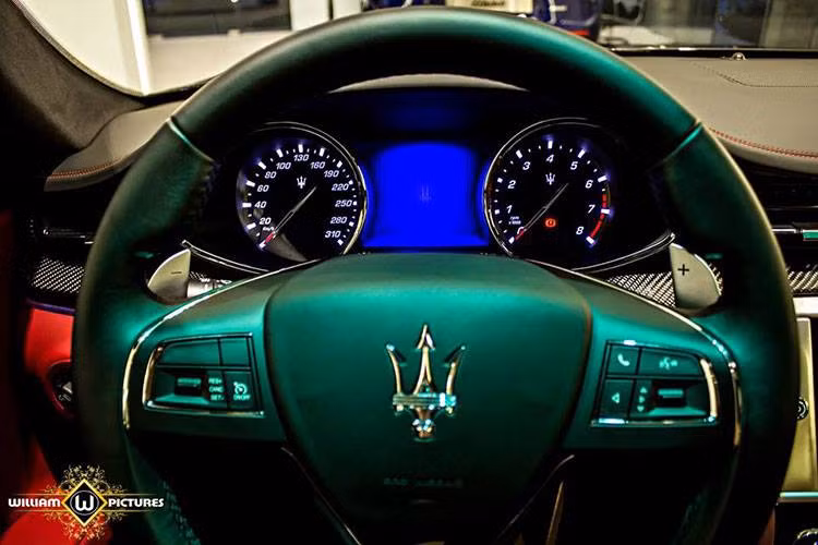 Bảng đồng hồ của xe có thiết kế khá đơn giản và truyền thống với 2 đồng hồ cơ báo tốc độ và báo tua, cùng với một màn hình nằm ở chính giữa thông báo tất cả các thông tin còn lại về xe.