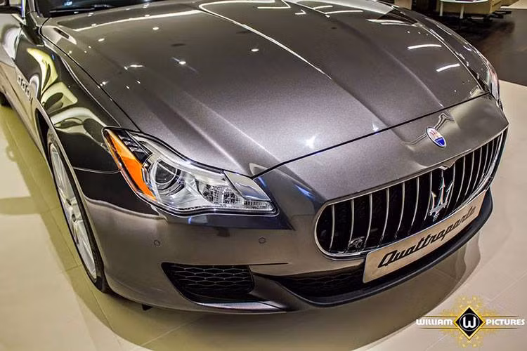 So với thế hệ thứ 5, Maserati Quattroporte mới có kiểu dáng hiện đại và thanh thoát hơn nhiều, nhưng vẫn giữ lại những đặc điểm truyền thống của hãng xe Ý như lưới tản nhiệt nan dọc gắn logo đinh ba ở chính giữa.