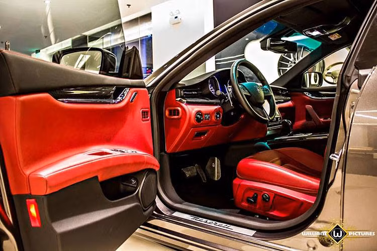 Phần lớn các chi tiết bên trong khoang nội thất của xe đều được bọc trong da màu đỏ, cùng với các hàng ghế ngồi có thiết kế gợi nhớ về những chiếc ghế sa-lông sang trọng của Ý.