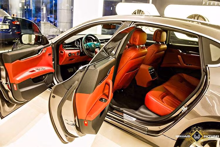 Dù không có phiên bản "thân dài" với trục cơ sở lớn giống các đối thủ tới từ Đức nhưng do có cửa sau được thiết kế với bề ngang tối đa và trục cơ sở lên tới 3,171 m nên Quattroporte vẫn sở hữu lối ra vào hàng ghế sau rộng rãi và không gian thoải mái cho hành khách.